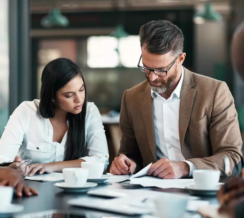 Une groupe de travail qui analyse des documents