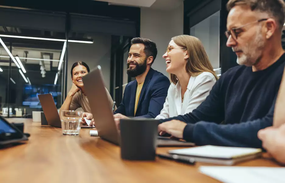 Une équipe de travail autour d'une table de conférence