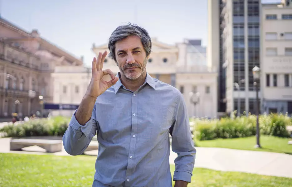 Un homme qui fait le symbole OK avec sa main