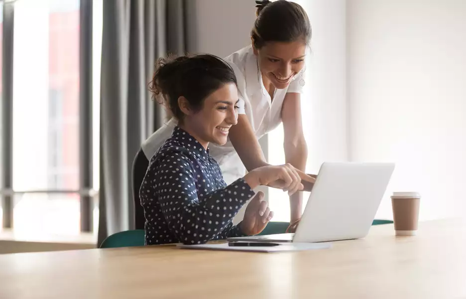 Deux femmes qui travaillent sur un ordinateur portable