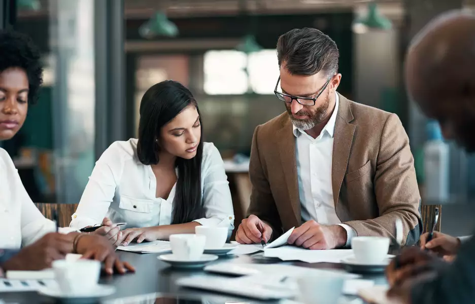 Une groupe de travail qui analyse des documents